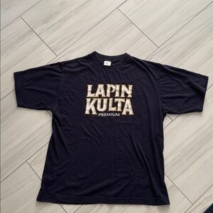 Vintage Men’s Short Sleeved T Shirt Lapin Kulta Logo in White and Gold Size L
